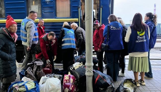 До Чернівців прибув черговий евакуаційний потяг із Донеччини