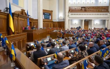 Рада суттєво підвищила податки: що тепер доведеться сплачувати кожному українцеві?