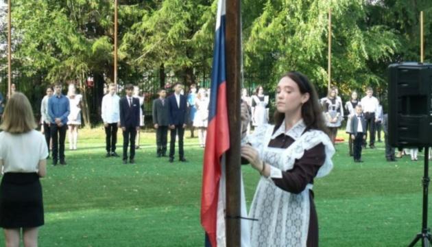 В школах Мариуполя оккупанты усиливают пропаганду, восхваляя боевиков и захватчиков.