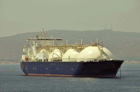 Tankers carrying American gas are turning around in the ocean as they head towards Europe, according to the Financial Times.