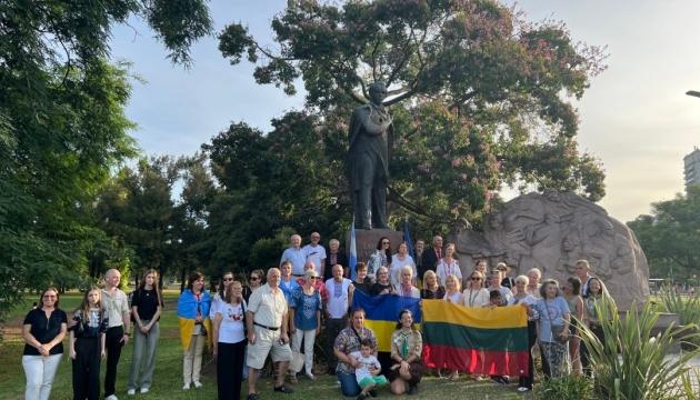 В Буэнос-Айресе День Соборности Украины отметили у памятника Шевченко.