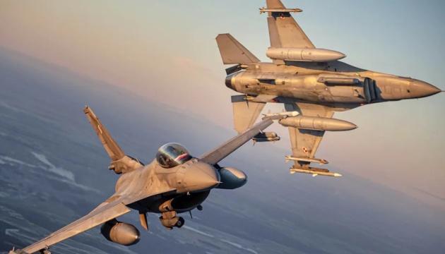 Польша подняла истребители F-16 из-за ракетного обстрела Украины.