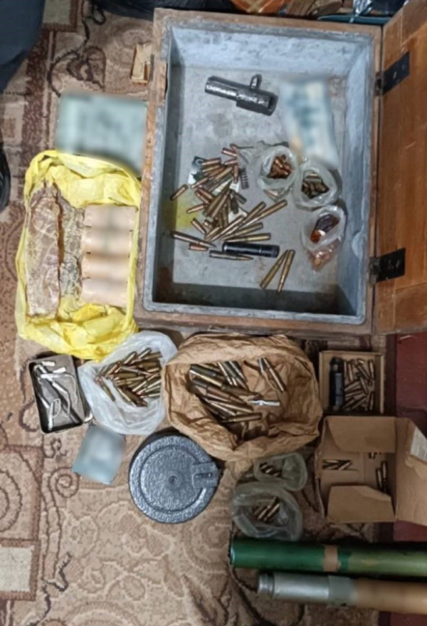 Мешканець Фастівщини зберігав вдома арсенал зброї (ФОТО)