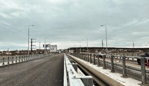 Рух відбудованим мостом між Києвом та Гостомелем повністю відновлено. ФОТО